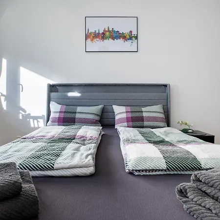 City-apartment Mit Parkplatz, Balkon Und Kueche 아파트 *